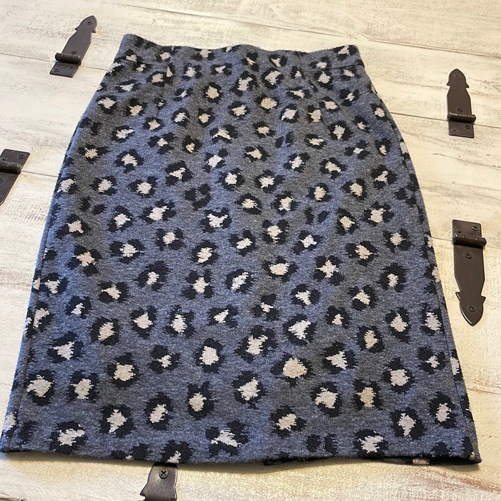 LOFT fully lined gray leopard print pencil skirt. Size XXS. Excellent condition.